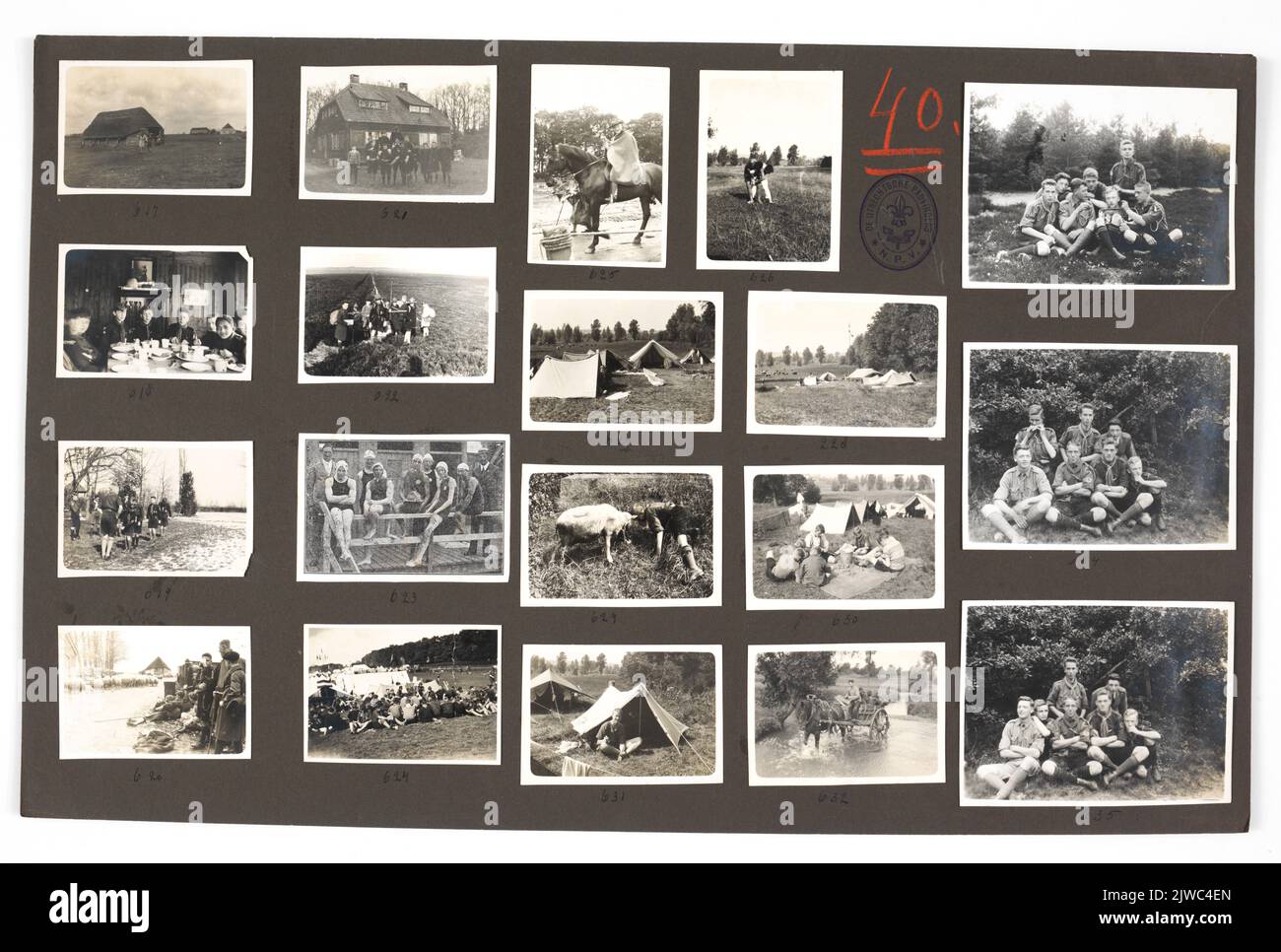 Photo de la page 40 d'un album photo à feuilles volantes de la Dutch Poundfinders Association (N.P.V.), Department Utrecht, avec photos de : Le voyage de Pâques du groupe 5 en 1929 (617 à 622) incluant les Logies de nuit à Deelen (617), Emppe à Lutten (618), sur la rive dans le fossé (619), Ginkel (620) de Boochhut [?] (621 à 622); le Badvinders WaterpoloCoeg (623); le Jamoree mondial dans le parc Arrowe à Birkenhead en 1929 (624 à 625) y compris le camp du Groupe C (624) et Lord R. Baden Powell qui passe après le camp d'Utrecht (625) (identique à 530); Le camp d'été du groupe 5 à Epen (Limbourg Sud) i Banque D'Images