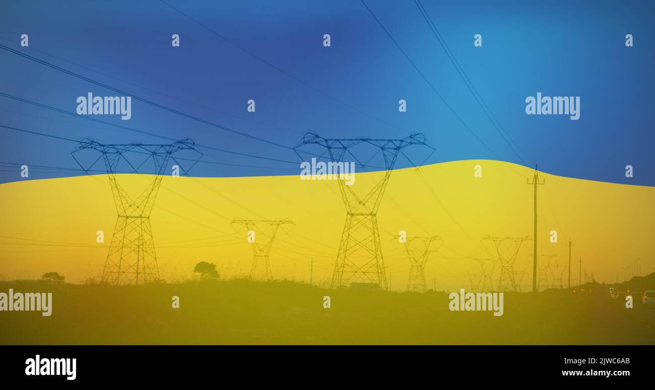 Image du drapeau de l'ukraine sur le terrain et les poteaux électriques Banque D'Images