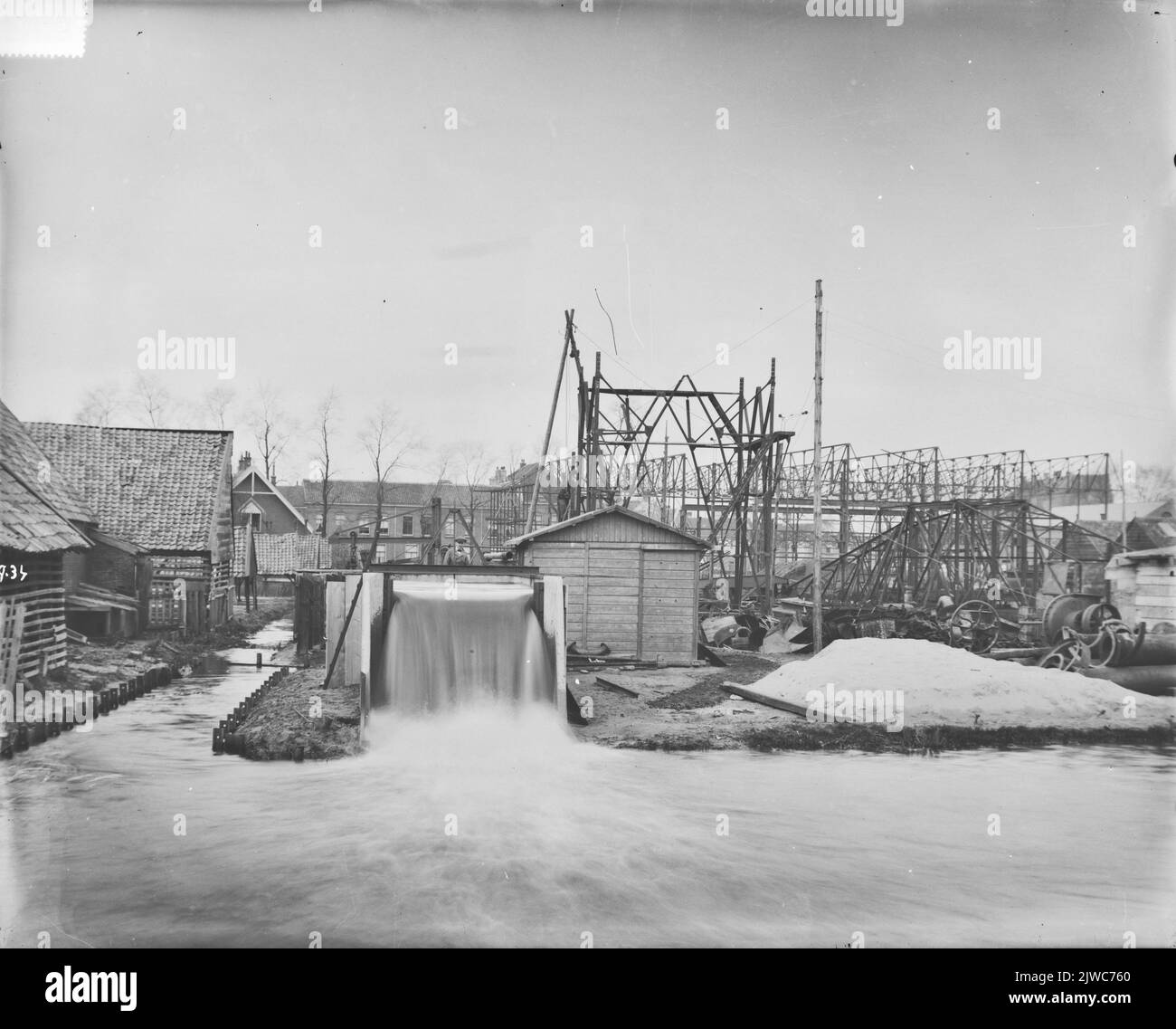 Vue du site de l'usine de Machinefabriek de la société Louis Smulders & Co (Groeneweg 2) à Utrecht avec la gouttière de mesure pour les essais avec la pompe centrifuge (premier plan), de l'ouest; en arrière-plan l'expansion de l'atelier de construction en construction; Quelques maisons sur le Groeneweg.n.-b. Le Firmanaam a été changé en 1918 à N.V. Machinefabriek Jaffa, anciennement Louis Smulders & Co.de Firmanaam, est devenu N.V. en 1952 Tork-Jaffa de Machinefabriek Banque D'Images
