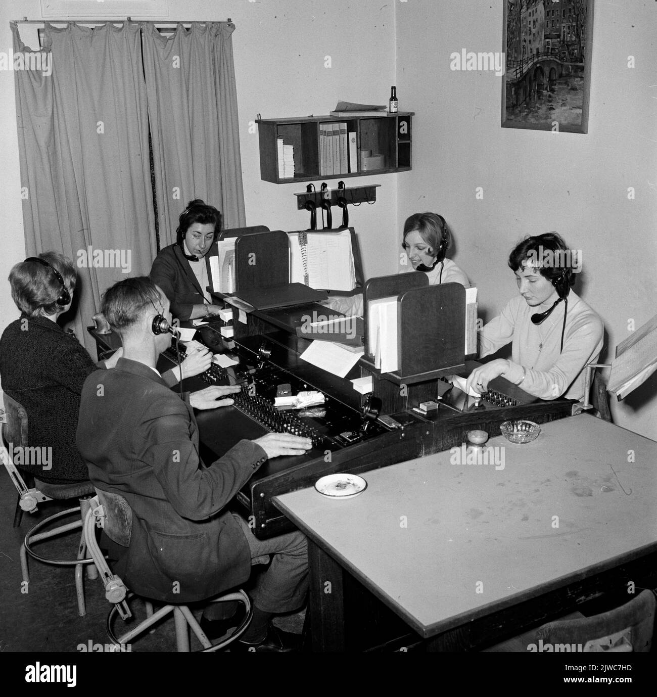 Image du travail dans l'ancien bureau de téléphone d'un bâtiment de la N.S. à Utrecht. Banque D'Images