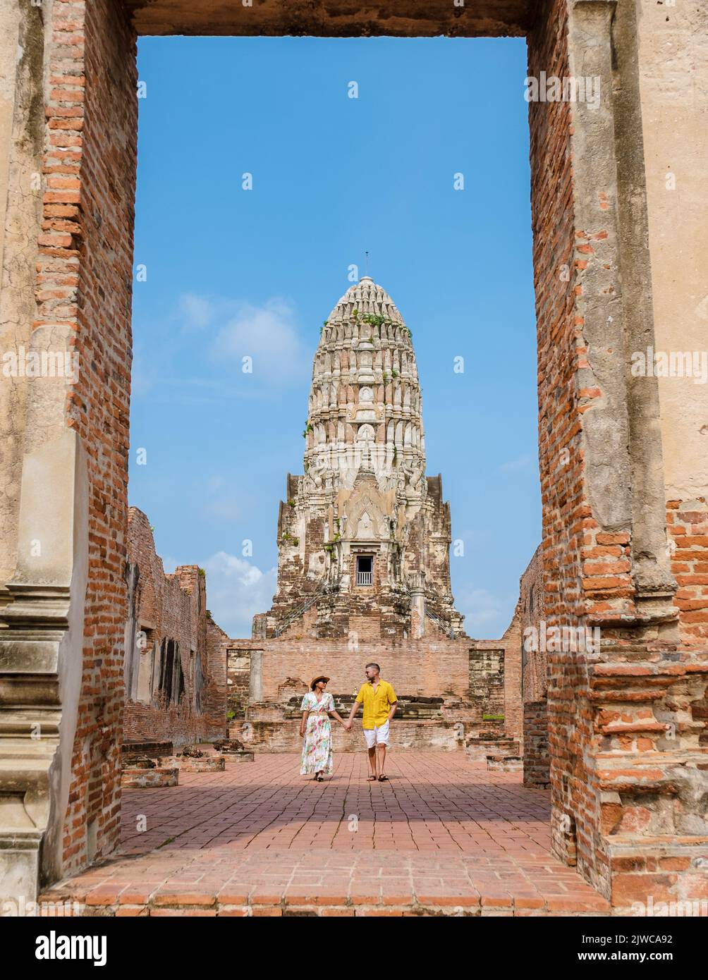 Ayutthaya, Thaïlande à Wat Ratchaburana, un couple d'hommes et de femmes avec un chapeau en visite à Ayyuthaya Thaïlande. Tourisme avec carte en Thaïlande Banque D'Images