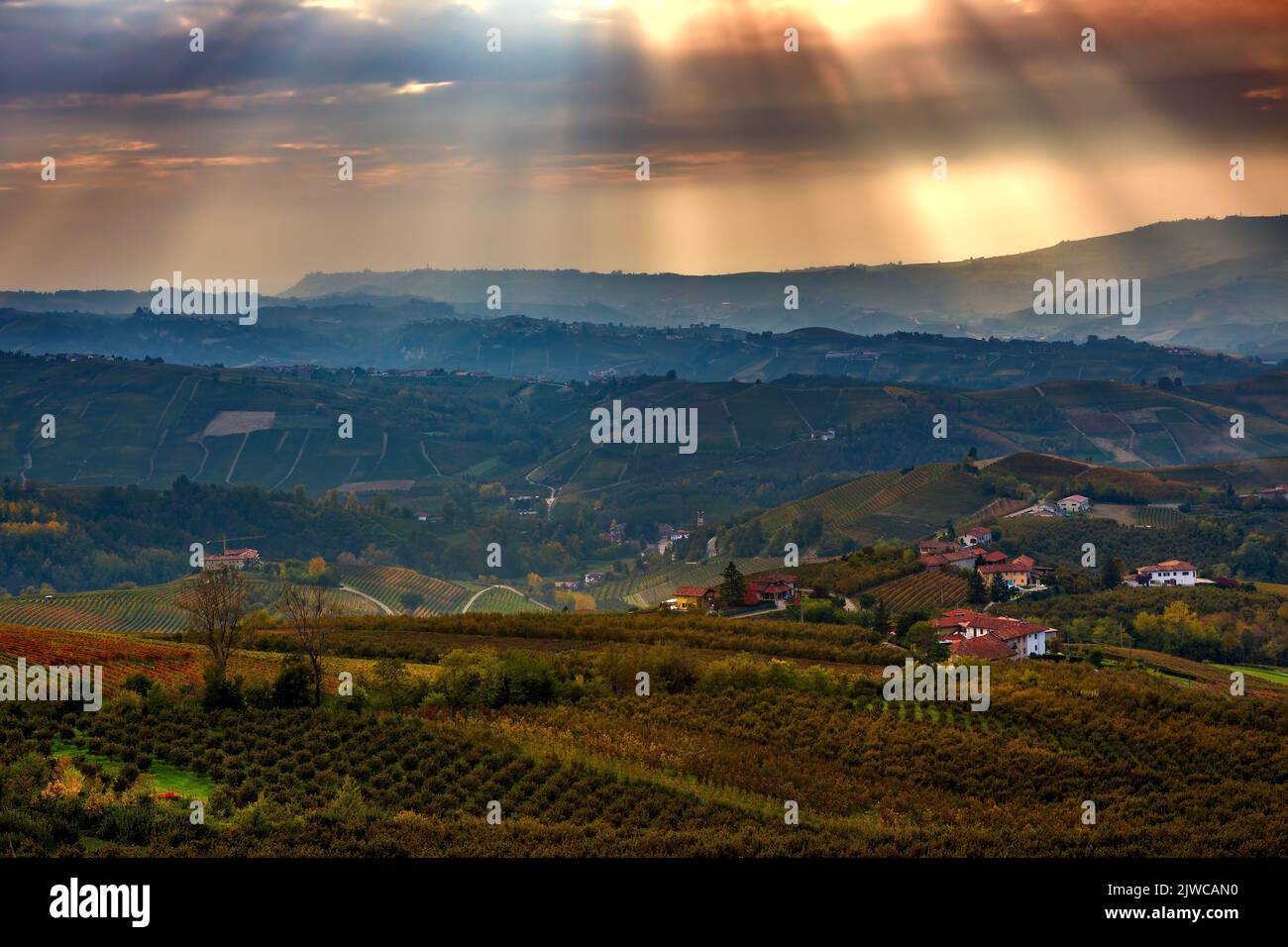 Vue sur le champ agricole et les collines sous le magnifique ciel automnal du Piémont, dans le nord de l'Italie. Banque D'Images