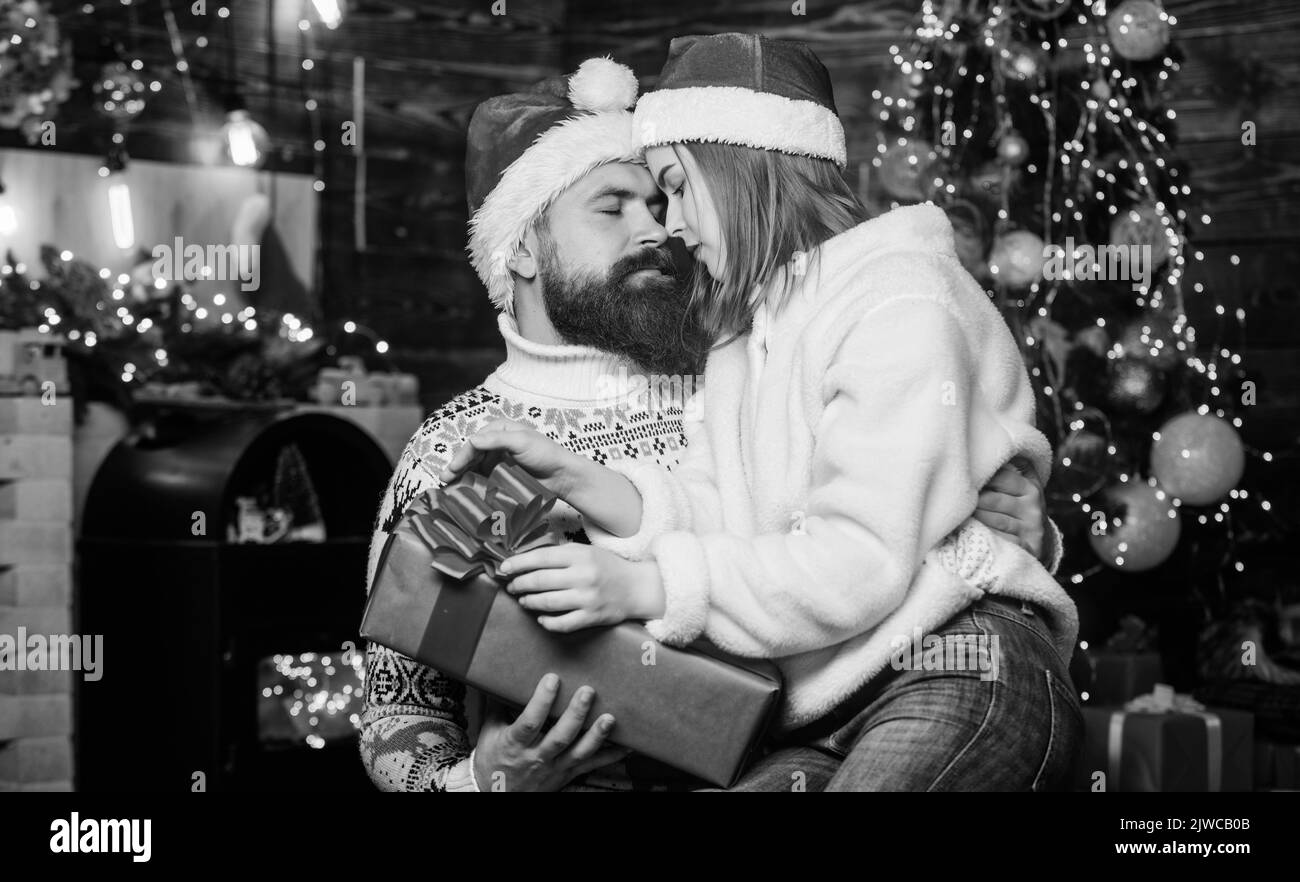 soldes d'hiver. week-end de vacances en famille. amoureux de l'arbre décoré. fêtez ensemble le nouvel an. cadeaux de noël. Joyeux Noël. love est Banque D'Images