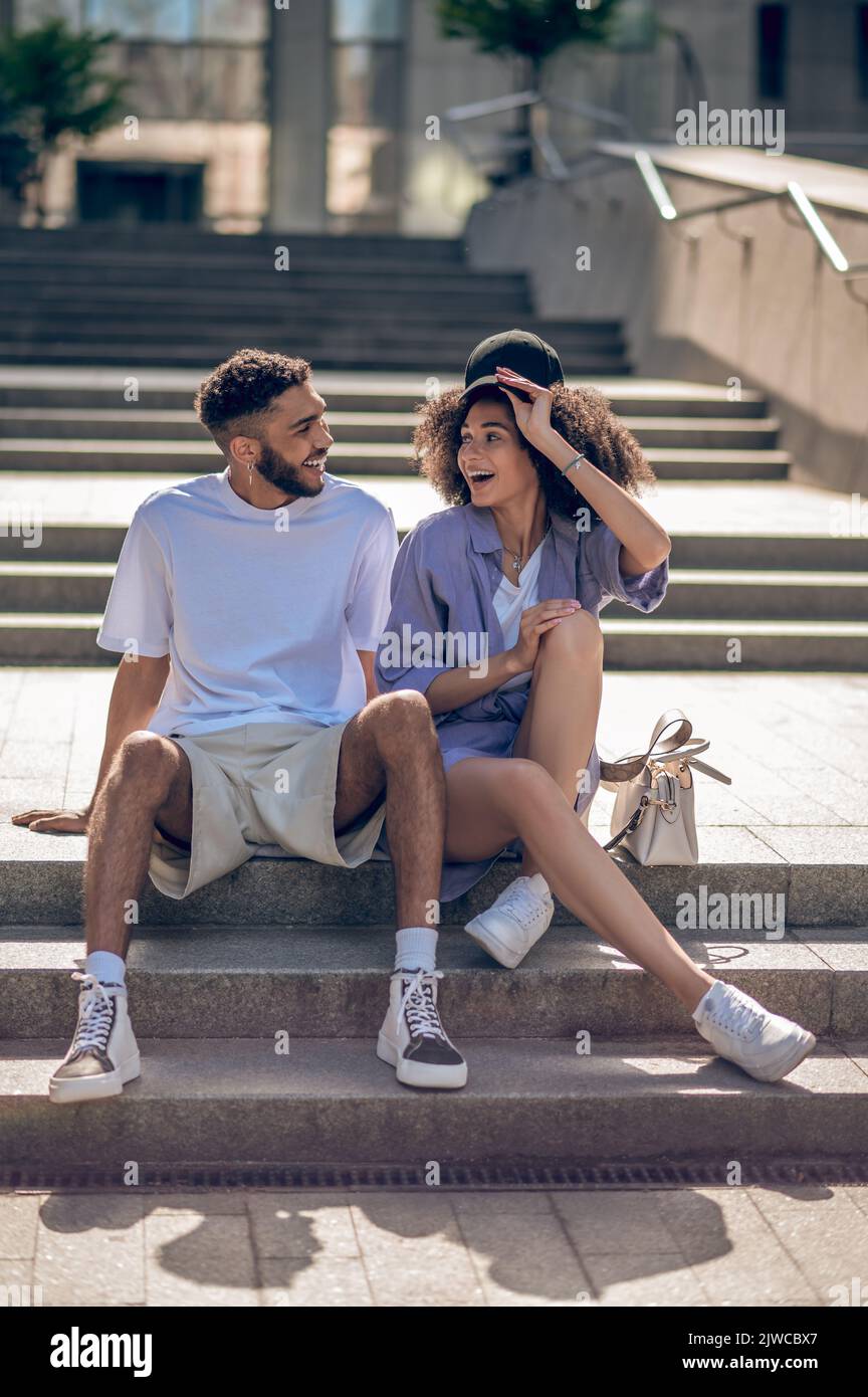 Deux jeunes s'amusent ensemble et ont l'air joyeux Banque D'Images