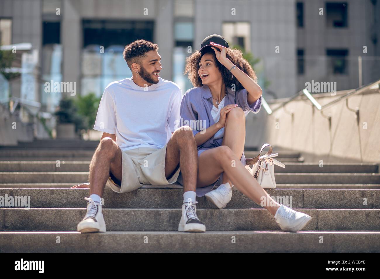 Deux jeunes s'amusent ensemble et ont l'air joyeux Banque D'Images