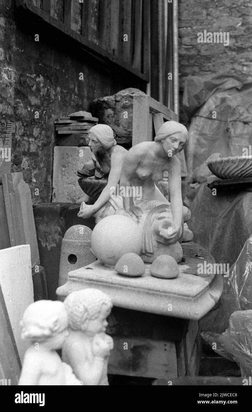 Sculptures en pierre dans le jardin arrière du Bluecoat, Liverpool, Royaume-Uni. 1970 Banque D'Images