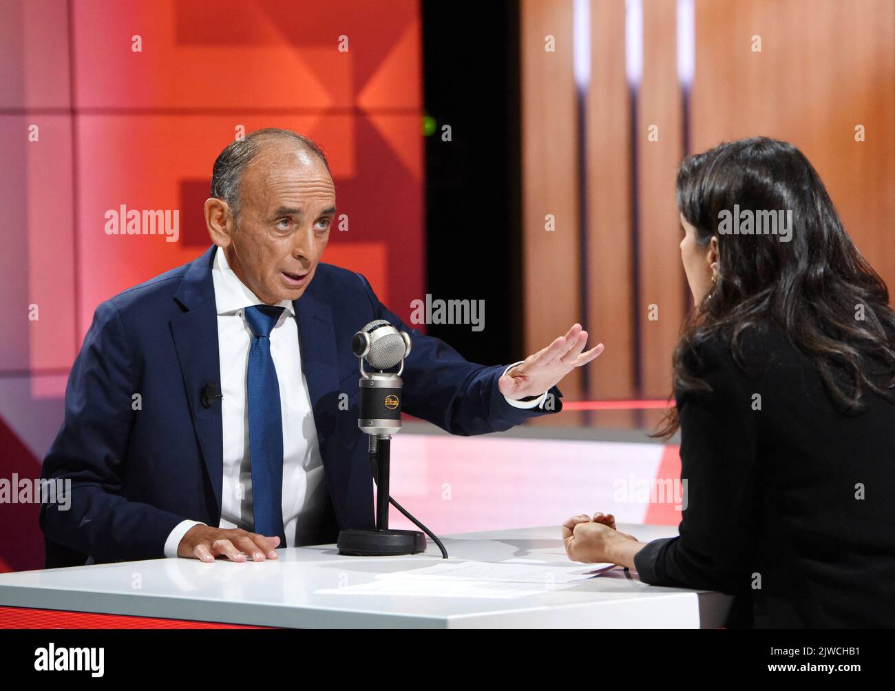 Eric Zemmour est interviewé par Apolline de Malherbe sur le CMR/BFMTV à Paris, France sur 5