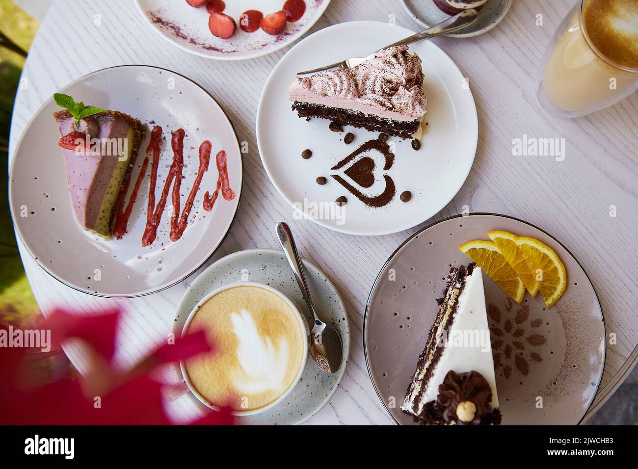 Légumes naturels, desserts en couches sains, gâteaux aux fruits frais et baies à l'extérieur. Célébration, assortiment de bonbons sur la terrasse. Banque D'Images