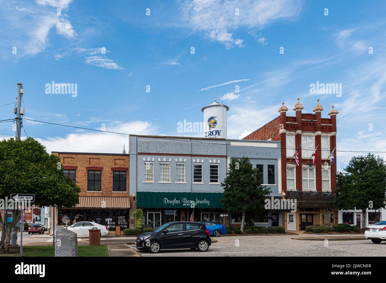 Troy, Alabama, États-Unis - 3 septembre 2022 : vue sur les petites entreprises entourant la place de la ville dans le centre-ville historique de Troy, Alabama. Banque D'Images