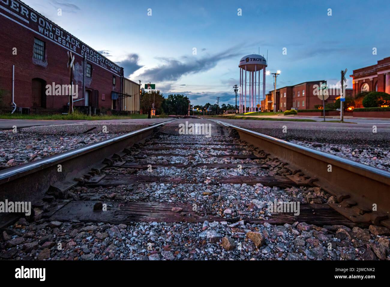 Troy, Alabama, États-Unis - 3 septembre 2022 : vue à angle bas depuis les voies ferrées près de l'hôtel de ville de Troy, une bibliothèque Carnegie convertie. Une tour d'eau est visible dans Banque D'Images