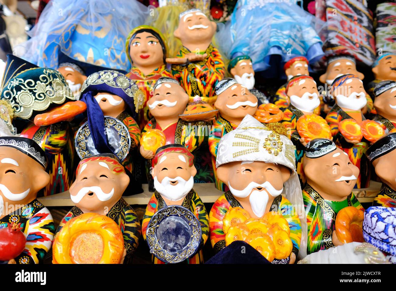 Tachkent Ouzbékistan souvenirs et cadeaux de figures ouzbèkes en vente sur le marché du Chorsu Bazar en 2022 Banque D'Images