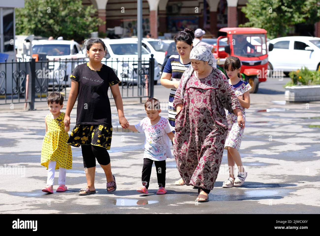 Tachkent Ouzbékistan la famille locale arrive à l'entrée du marché Chorsu Bazar en août 2022 Banque D'Images