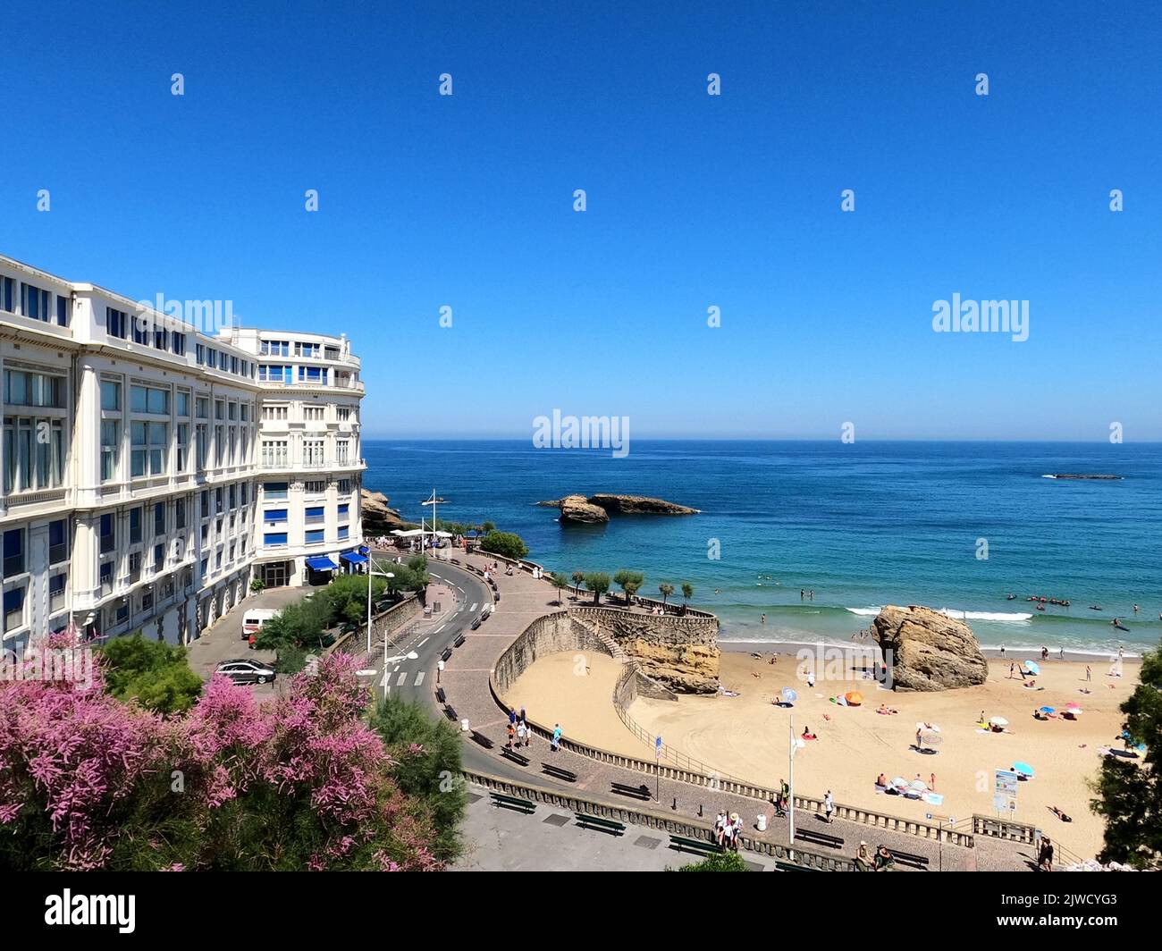 Biarritz, Atlantique Pyrénées. France: 11 juillet 2022: La grande Plage et sa célèbre promenade de Biarritz, vacances dans le sud-est de la France. Banque D'Images