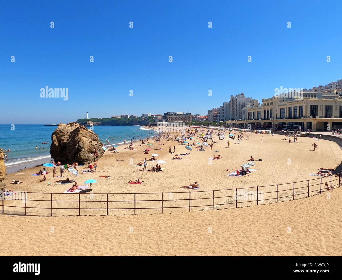 Biarritz, Atlantique Pyrénées. France: 11 juillet 2022: La grande Plage et sa célèbre promenade de Biarritz, vacances dans le sud-est de la France. Banque D'Images