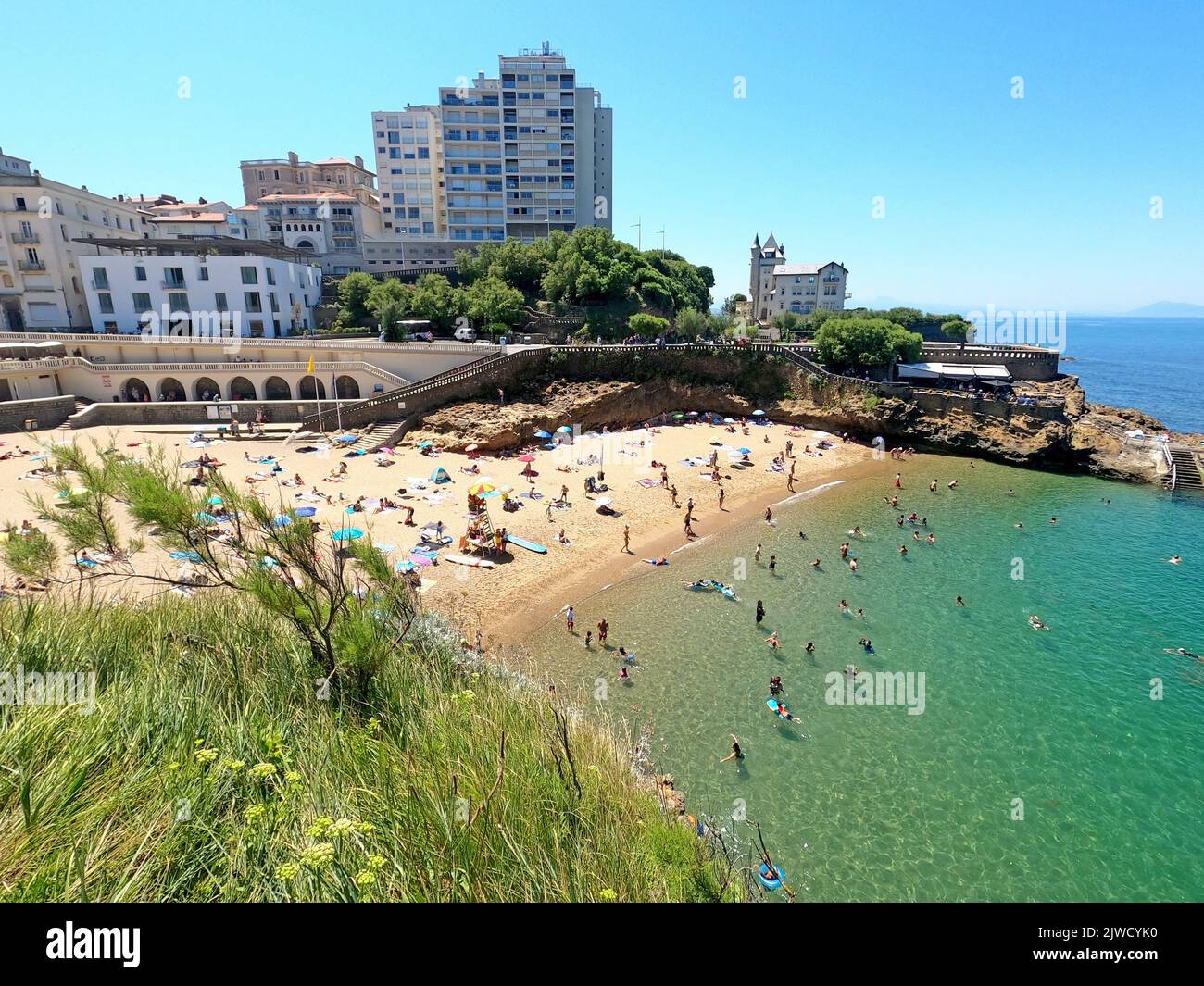 Biarritz, Atlantique Pyrénées. France: 11 juillet 2022: Une vue sur la plage du Port Vieux à Biarritz, en France, avec quelques personnes appréciant le bea Banque D'Images