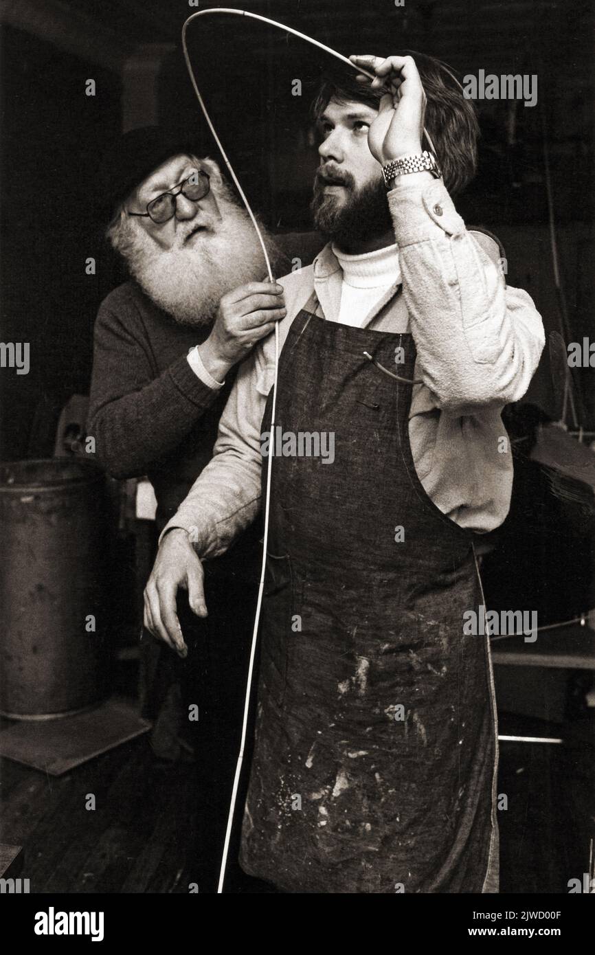 Le légendaire constructeur de marionnettes, Kermit Love.et un étudiant ou stagiaire, aider à construire une marionnette pour une version étrangère de Sesame Street. 1978 à Greenwich Village, Manhattan, sur Great Jones Street. Banque D'Images