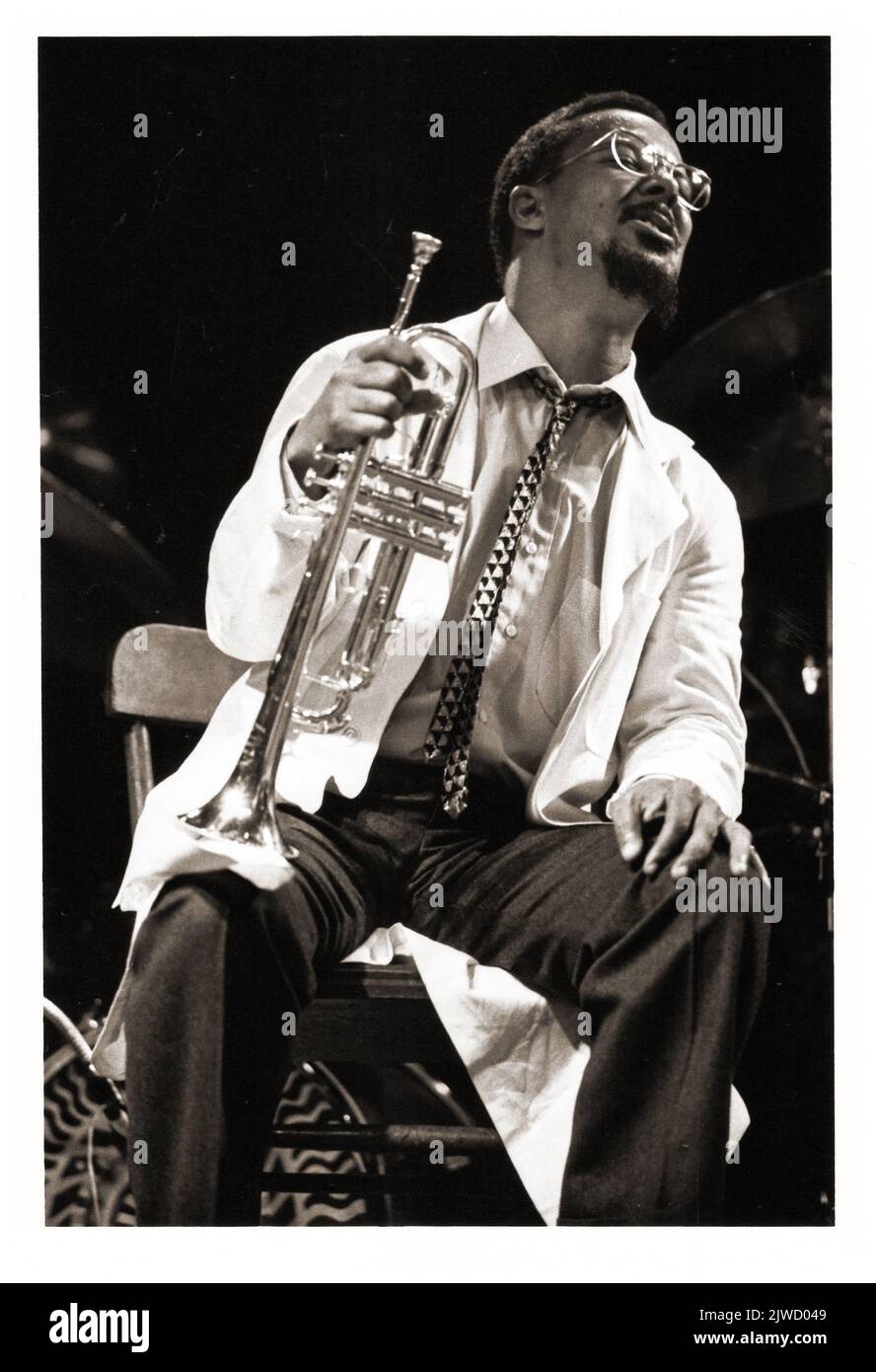 Lester Bowie, trompettiste de jazz, sur scène lors d'un concert d'Art ensemble de Chicao à New York, vers 1983. Banque D'Images