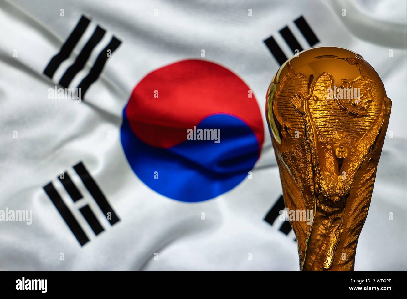 Doha, Qatar - 4 septembre 2022 : trophée de la coupe du monde de la FIFA sur fond de drapeau de la Corée du Sud. Banque D'Images