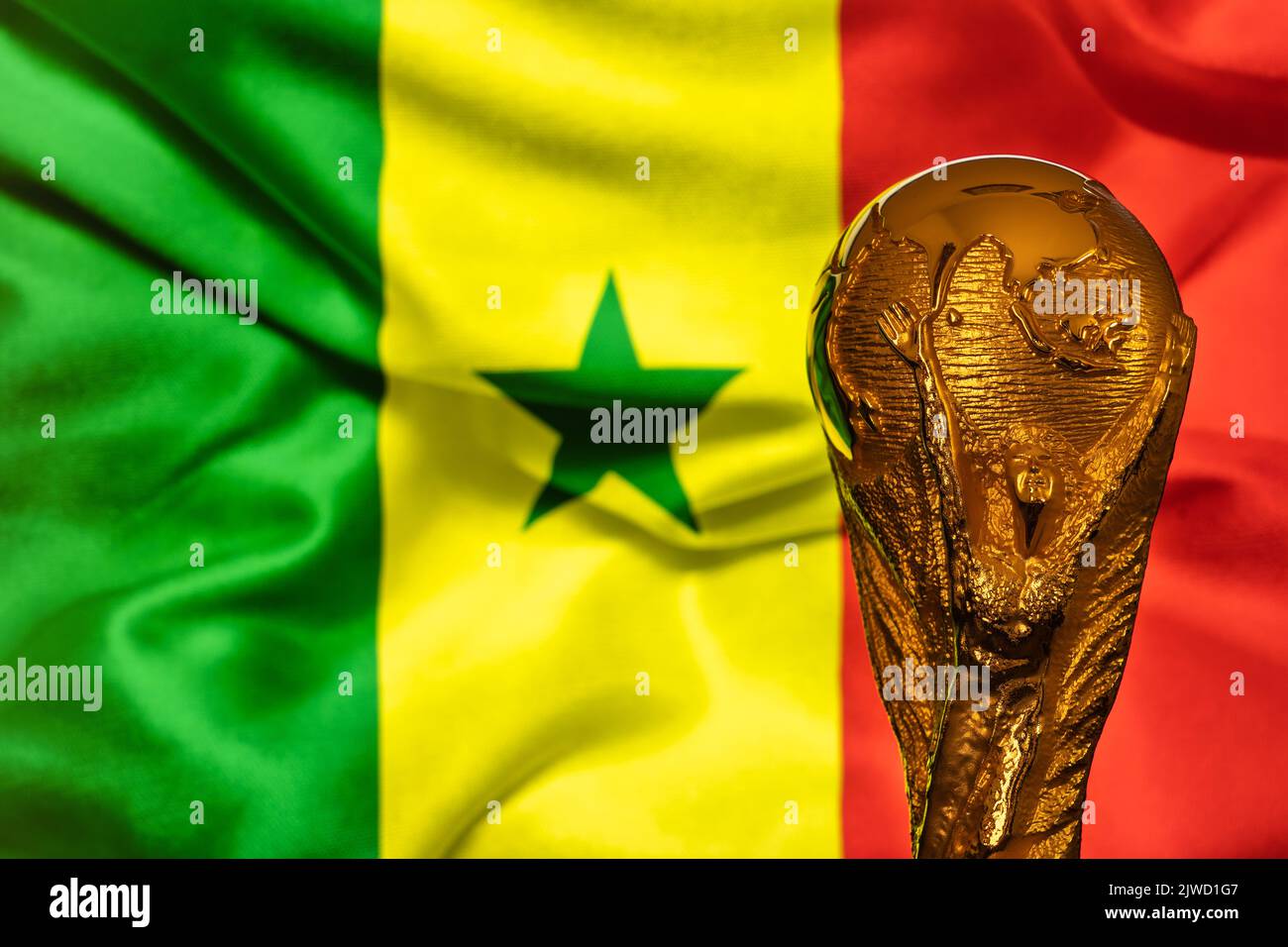 Doha, Qatar - 4 septembre 2022 : trophée de la coupe du monde de la FIFA sur fond de drapeau du Sénégal. Banque D'Images