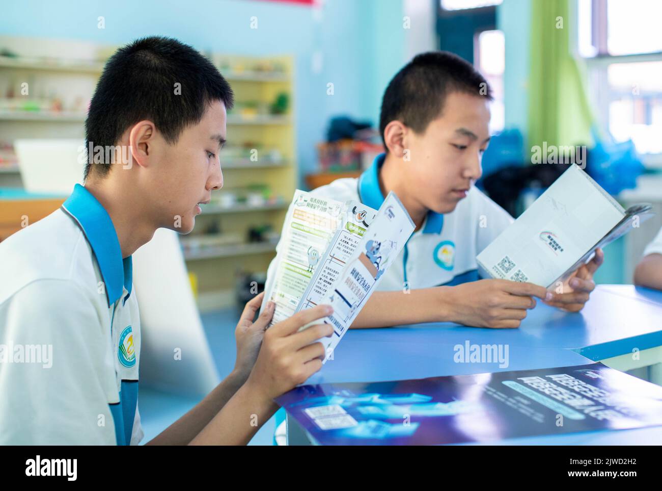 HOHHOT, CHINE - le 5 SEPTEMBRE 2022 - les élèves lisent une brochure sur la sécurité Internet à l'école secondaire No.27 de Hohhot, en Mongolie intérieure de la Chine du Nord Banque D'Images