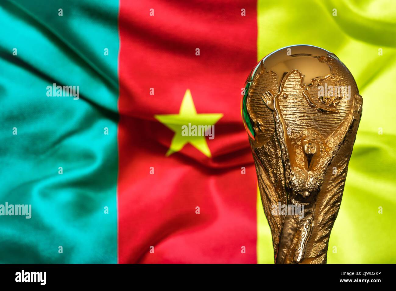 Doha, Qatar - 4 septembre 2022 : trophée de la coupe du monde de la FIFA sur fond de drapeau camerounais. Banque D'Images