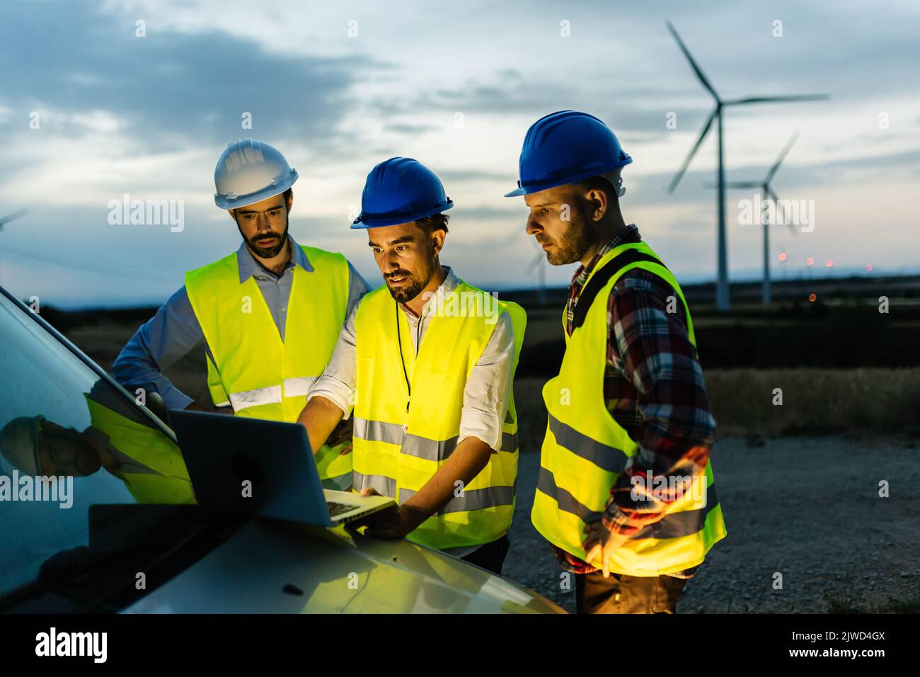 Le travail d'équipe des ingénieurs discute du projet d'énergie renouvelable à l'éolienne Banque D'Images