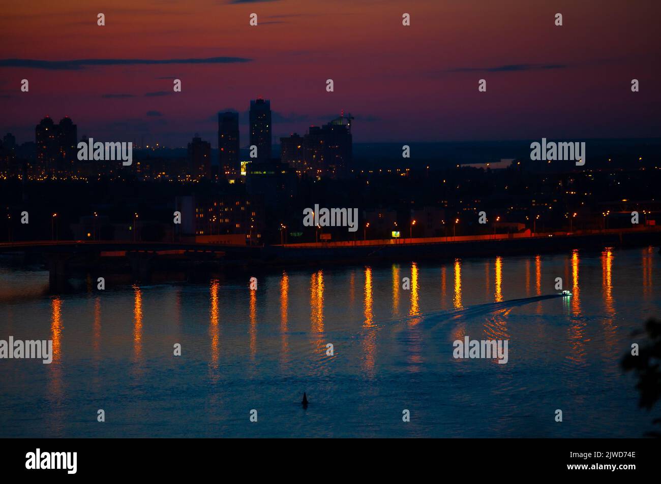 Panorama nocturne de Kiev. Kiev - capitale de l'Ukraine. Vue sur la rivière Dnipro Banque D'Images