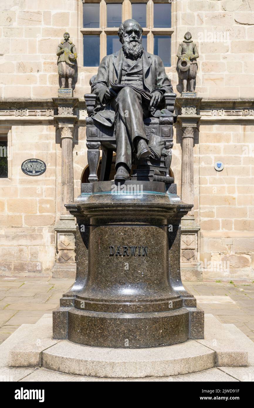 Statue de Charles Darwin Statue à l'extérieur de la bibliothèque Shrewsbury Shrewsbury Shropshire Angleterre GB Europe Banque D'Images