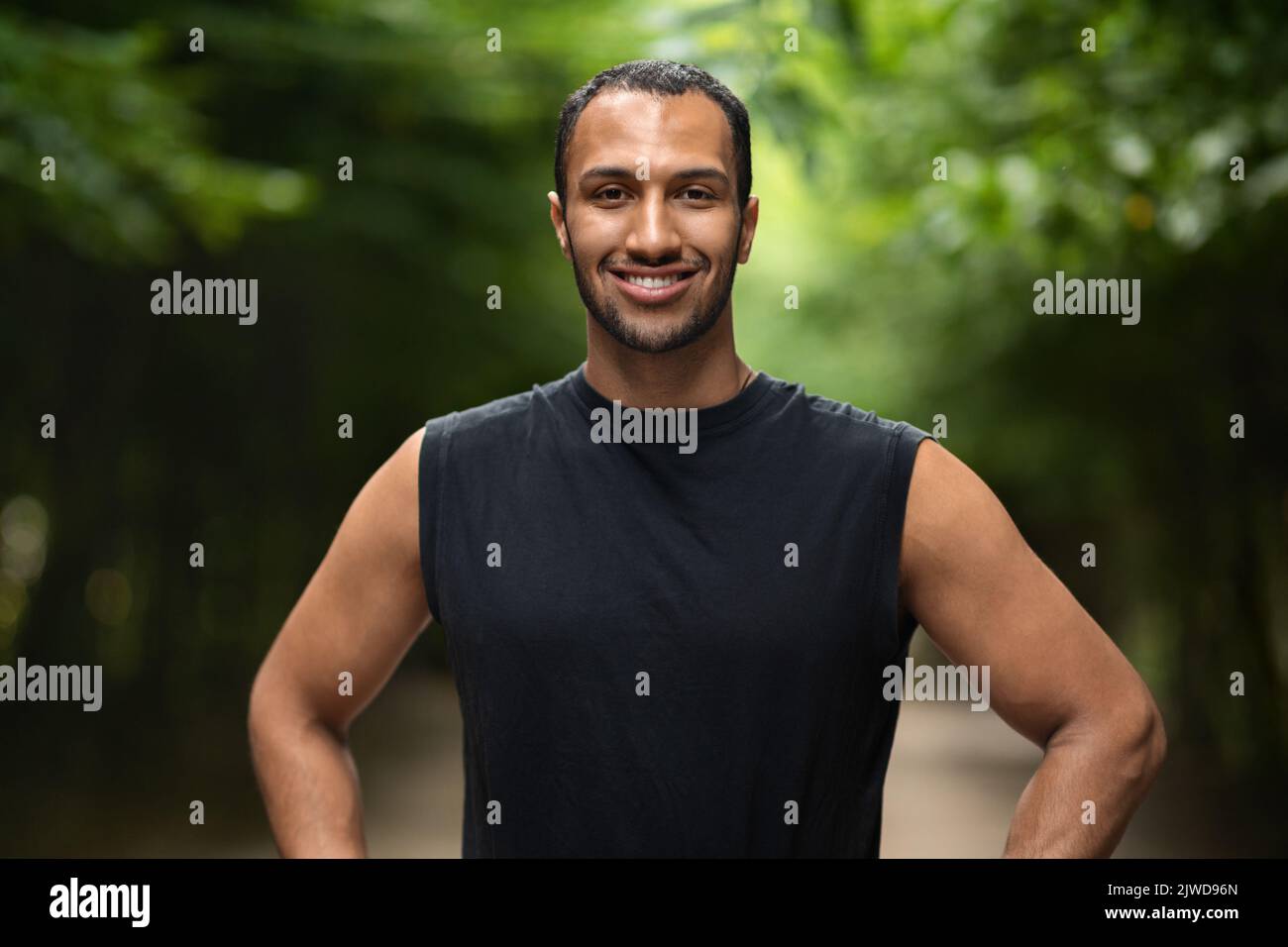 Beau sportif noir homme jogging dans le parc public Banque D'Images