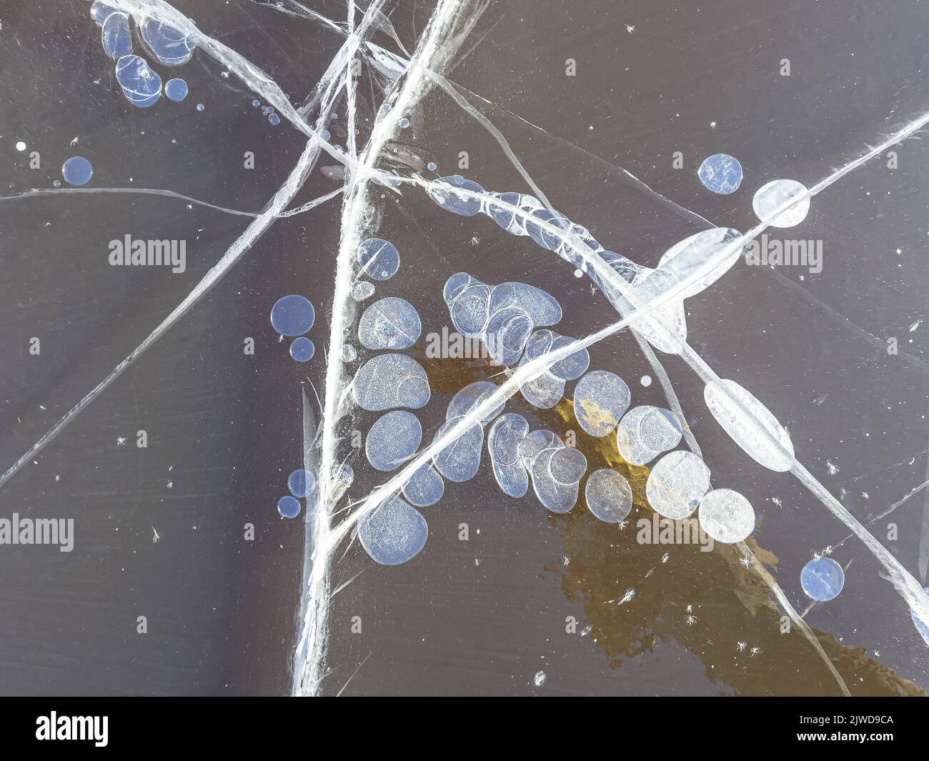 Arrière-plan abstrait de la structure naturelle de glace avec des cabettes et des bulles. Frise, pays-Bas. Banque D'Images