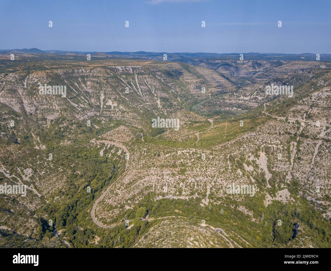 Vue aérienne de la Vallée des Gorges de la vis coupant à travers Causse du Larzac dans le Parc National des Cévennes, dans le sud de la France Banque D'Images