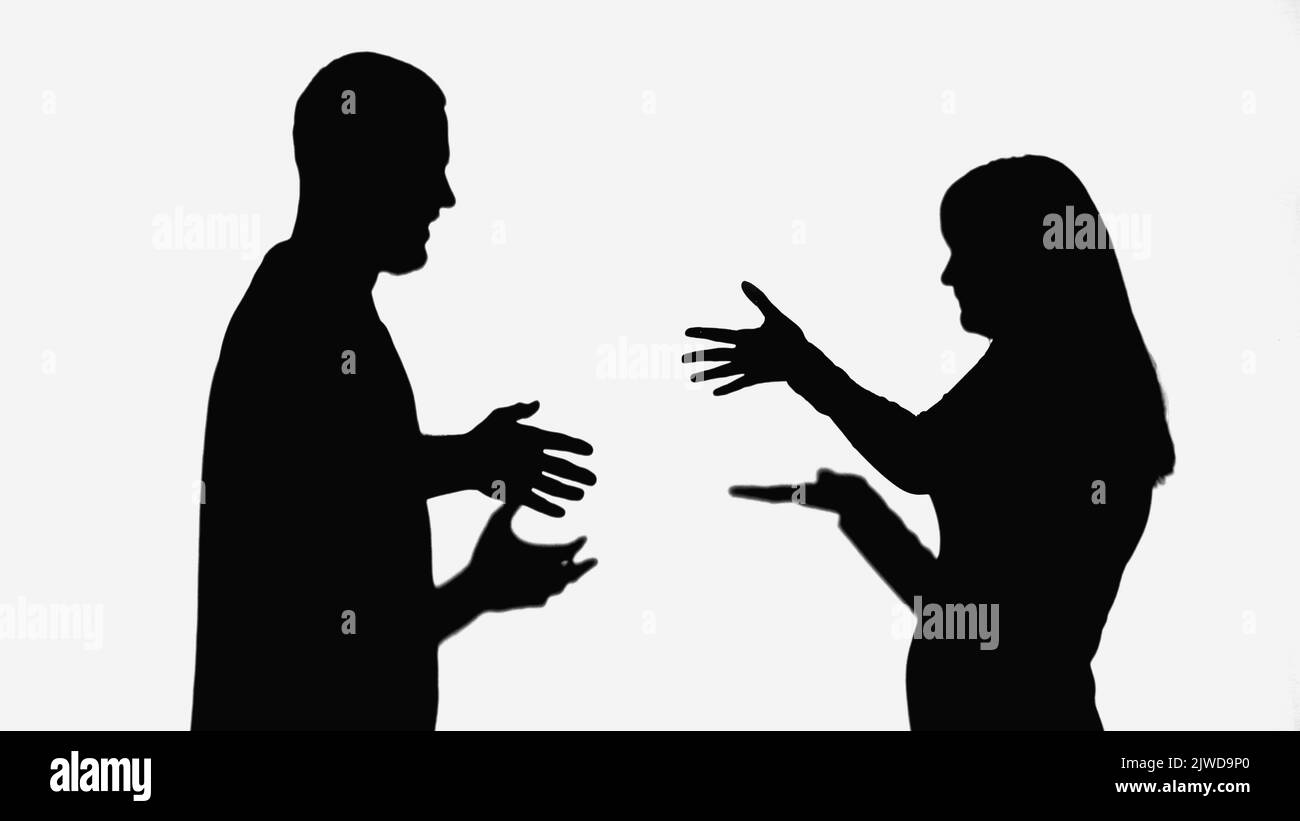 silhouettes noires de couple se querelant et gesturant isolées sur blanc Banque D'Images