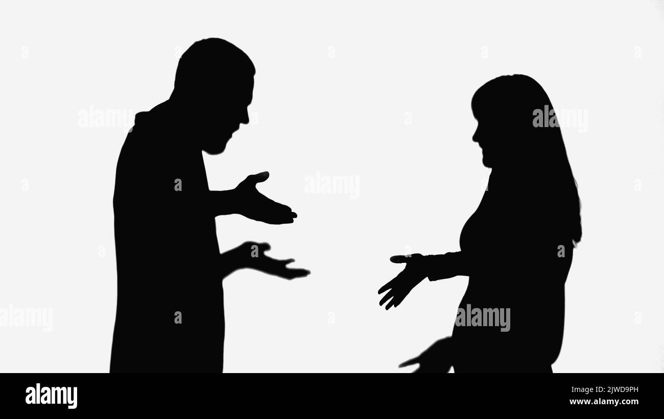 silhouettes noires de couple en quarreling isolé sur blanc Banque D'Images