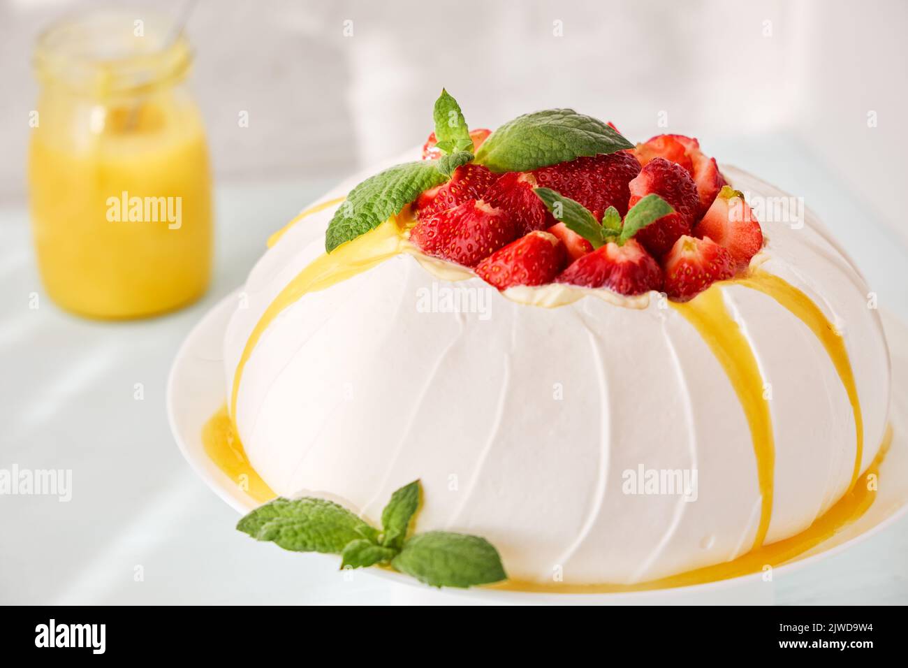 Gâteau Pavlova aux fraises et au citron caillé. Gros plan. Banque D'Images