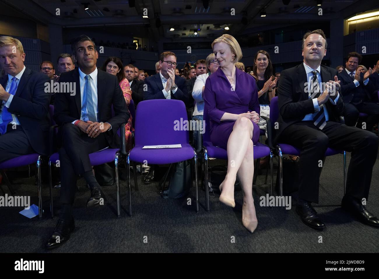 (De gauche à droite) Rishi Sunak, Liz Truss et son mari Hugh O'Leary, au Queen Elizabeth II Centre de Londres, avant l'annonce que Mme Truss est la nouvelle dirigeante du parti conservateur et qu'elle deviendra le prochain premier ministre. Date de la photo: Lundi 5 septembre 2022. Banque D'Images