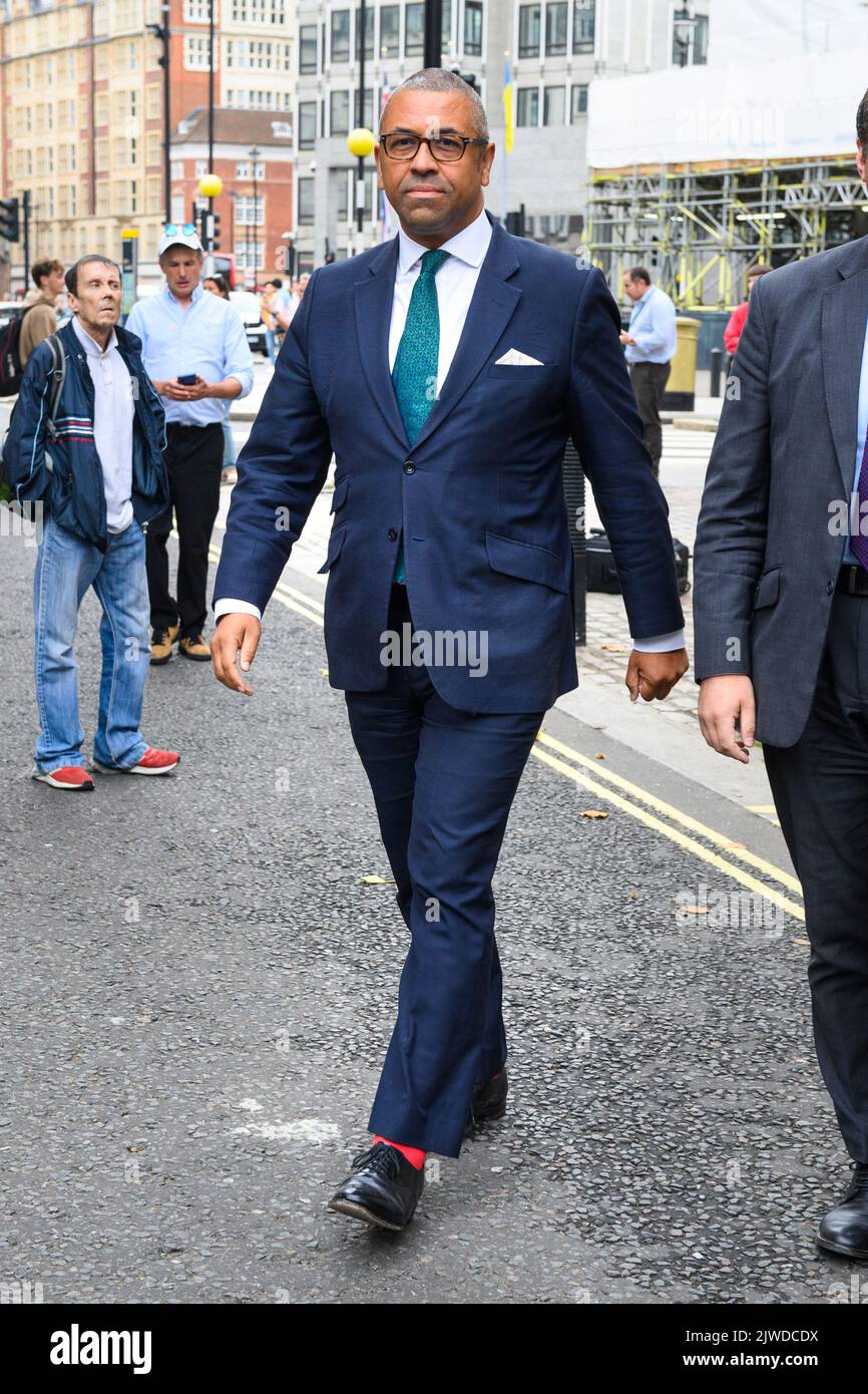 Londres, Royaume-Uni. 5 septembre 2022. James arrive habilement au Queen Elizabeth II Centre de Londres pour l'annonce du nouveau chef du parti conservateur et du prochain premier ministre. Date de la photo: Lundi 5 septembre 2022. Le crédit photo devrait se lire: Matt Crossick/Empics/Alamy Live News Banque D'Images