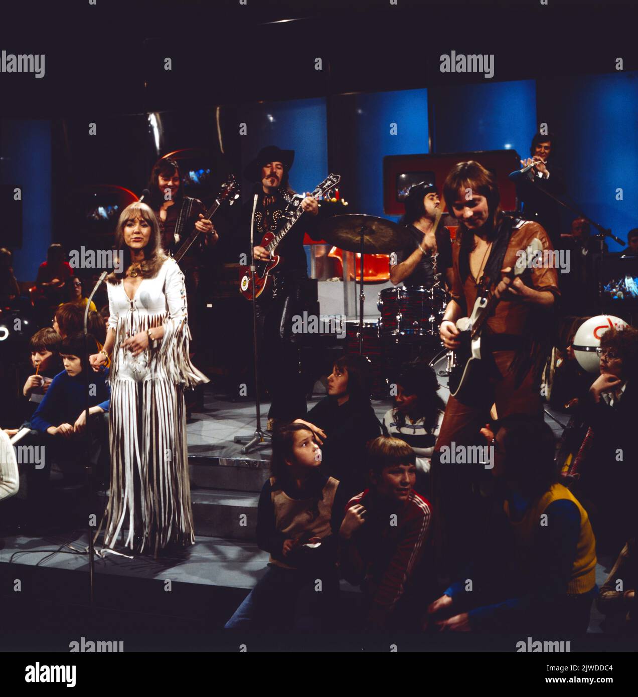 Disco, ZDF Musikssendung, Deutschland, 1971, Auftritt der shottischen Pop Band: Middle of the Road mit Leadsängerin Sally Carr. Disco, ZDF Music show, Allemagne, 1971, Middle of the Road avec la chanteuse Sally Carr, Banque D'Images