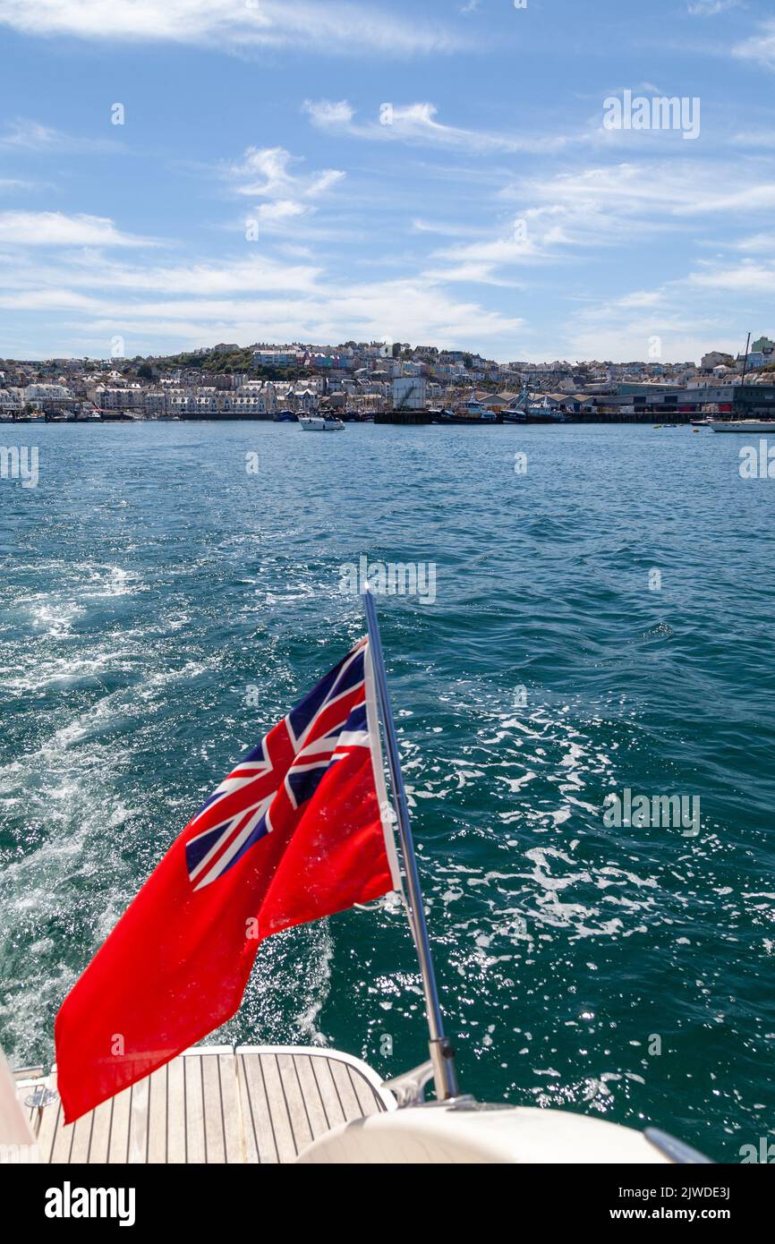 La vue de l'arrière d'un bateau de croisière qui a vue de retour à Dartmouth. Banque D'Images