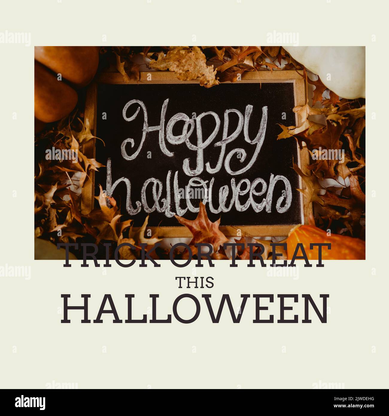 Composition de trick ou de traiter ce texte d'halloween sur le tableau noir et les feuilles sur fond beige Banque D'Images