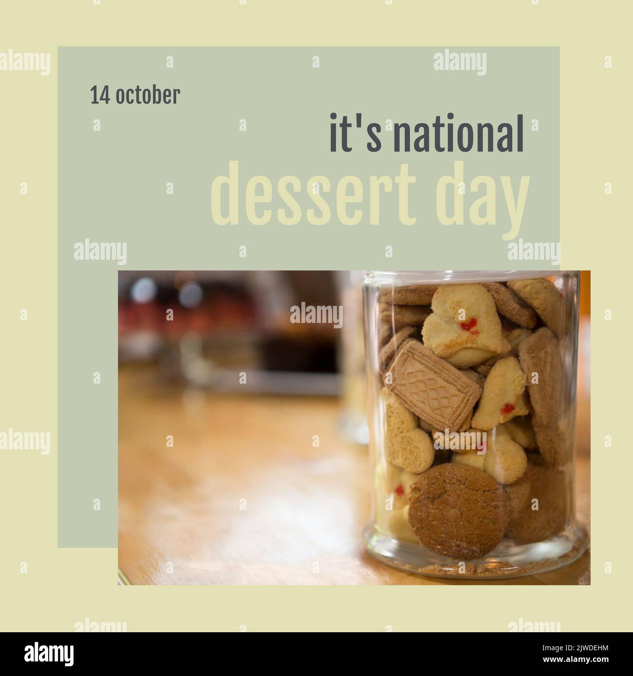 Composition de son texte national de jour de dessert sur les cookies dans le pot sur fond vert Banque D'Images