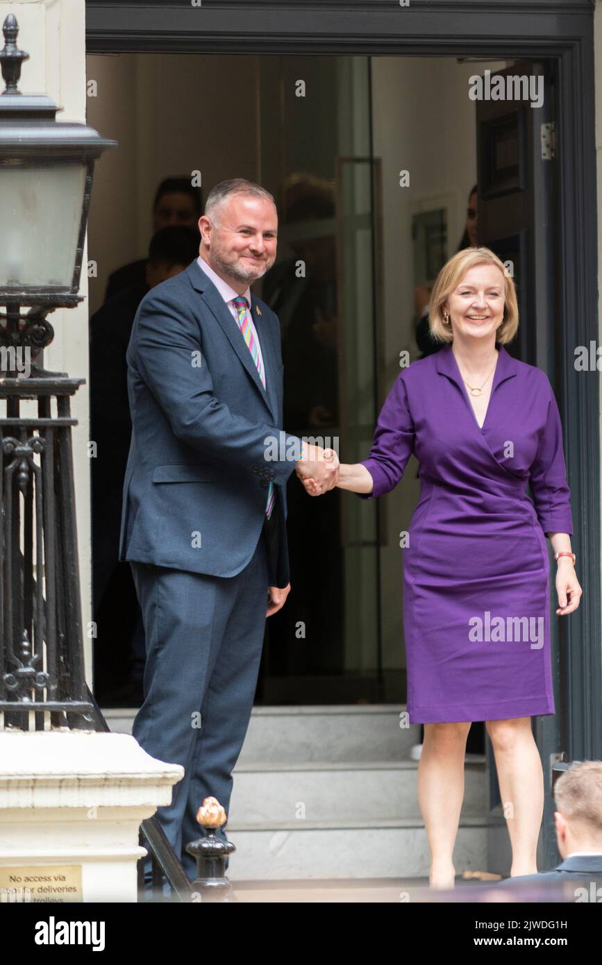 Westminster, Londres, Royaume-Uni. 5th septembre 2022. Le nouveau premier ministre Liz Truss est arrivé au quartier général de la campagne du parti conservateur à Westminster Banque D'Images