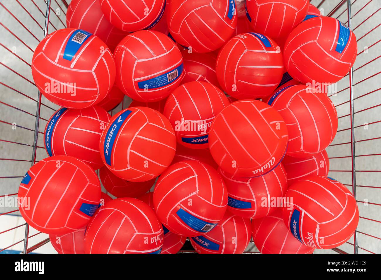 SAINT-PÉTERSBOURG, RUSSIE - 14 AOÛT 2022 : ballons de volley dans le panier Banque D'Images