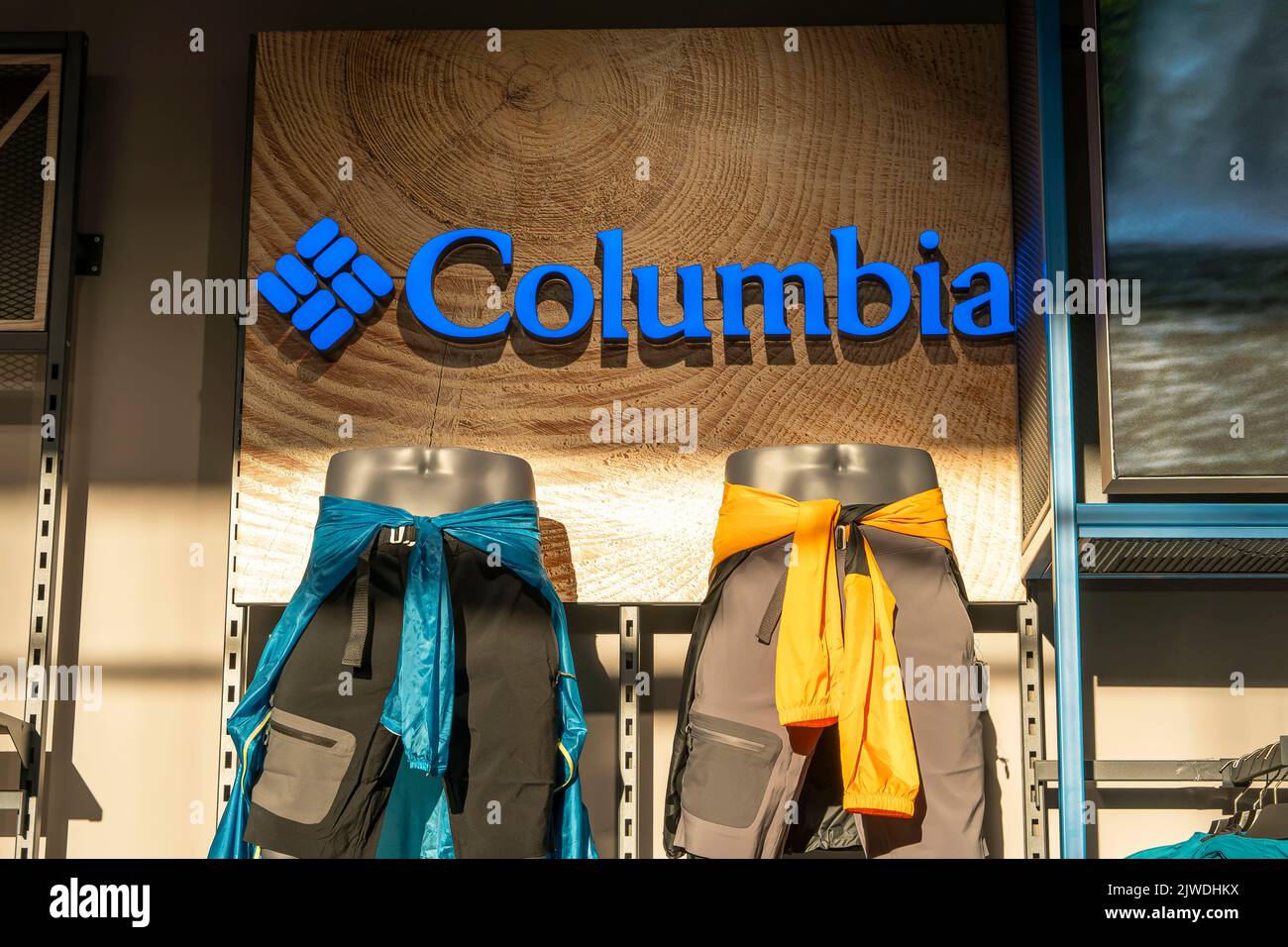 ST. PETERSBURG, RUSSIE - 14 AOÛT 2022 : panneau publicitaire de Columbia Banque D'Images