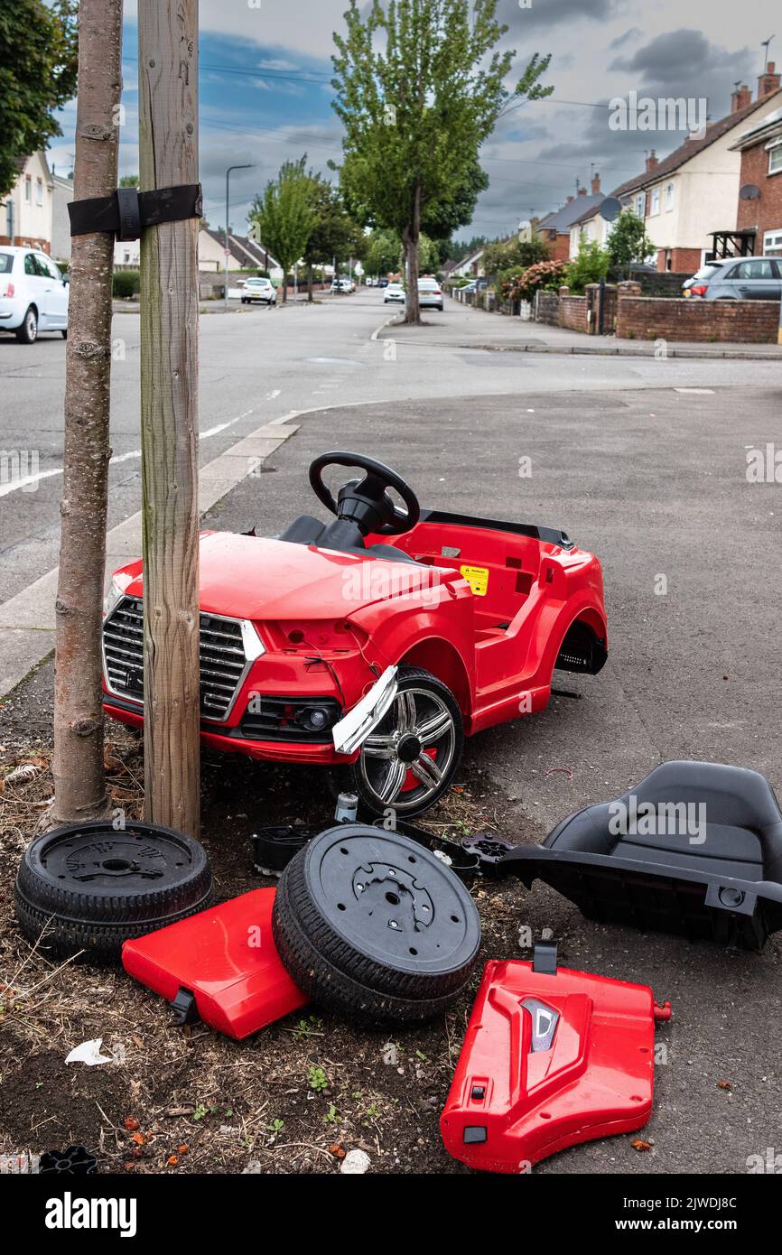 Maquette d'un accident de voiture avec une voiture à pédale d'enfant en collision avec un arbre, pays de Galles, Royaume-Uni Banque D'Images