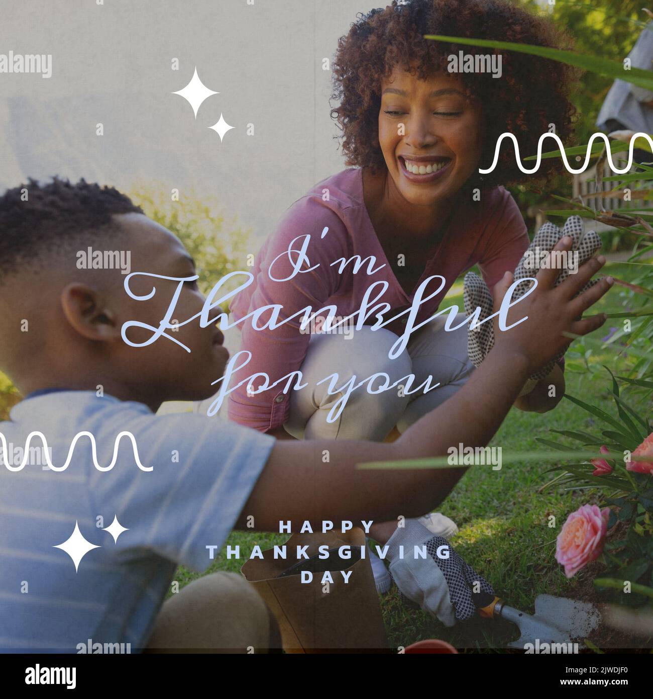 Composition du texte de Thanksgiving sur la mère afro-américaine avec son fils dans le jardin Banque D'Images