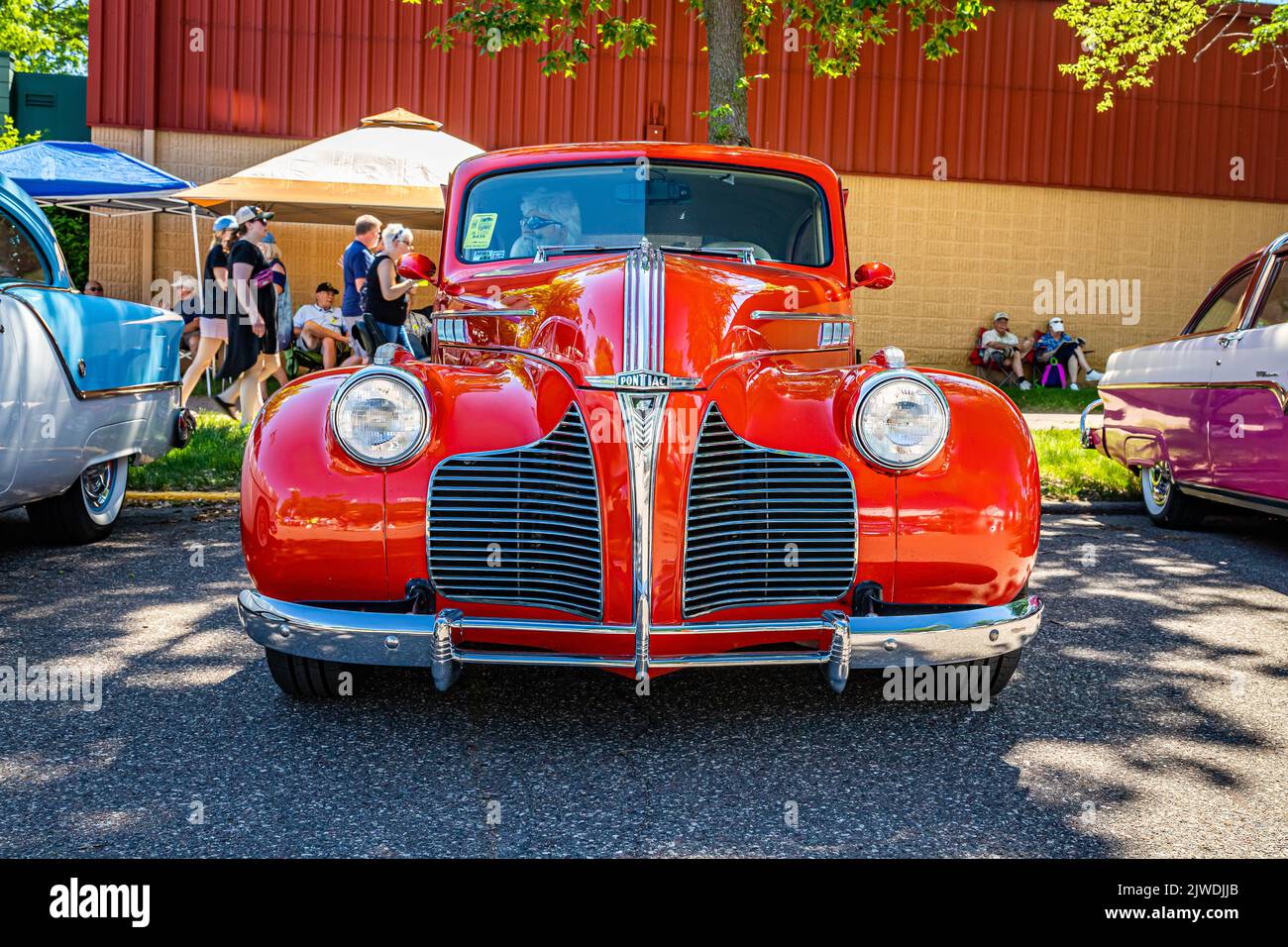 Falcon Heights, MN - 17 juin 2022 : vue de face basse d'une berline spéciale six deux portes 1940 de Pontiac lors d'un salon automobile local. Banque D'Images