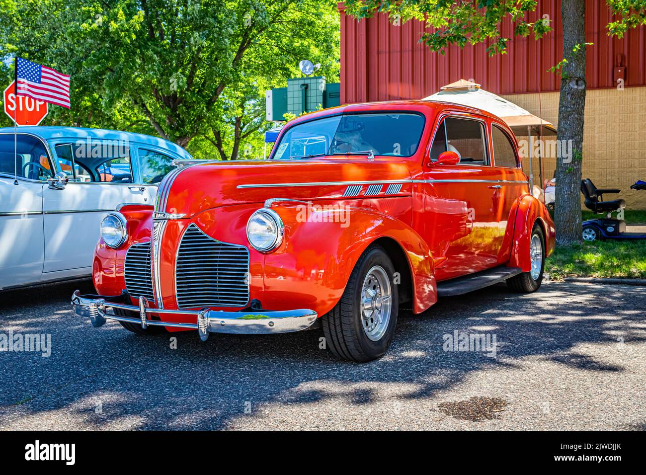 Falcon Heights, MN - 17 juin 2022 : vue d'angle avant en perspective basse d'une berline spéciale six deux portes 1940 de Pontiac lors d'un salon de voiture local. Banque D'Images