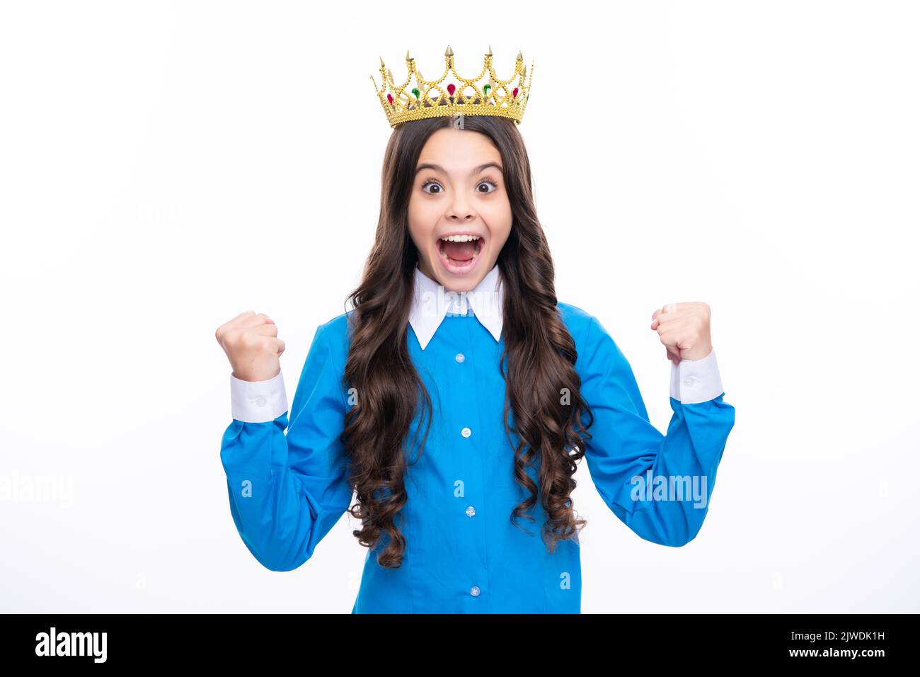 Visage excité. Fête d'anniversaire pour filles, drôle d'enfant dans la couronne. Imaginez-vous une reine, un enfant porte un diadem. Adolescent réussi porter luxe beauté couronne de reine Banque D'Images