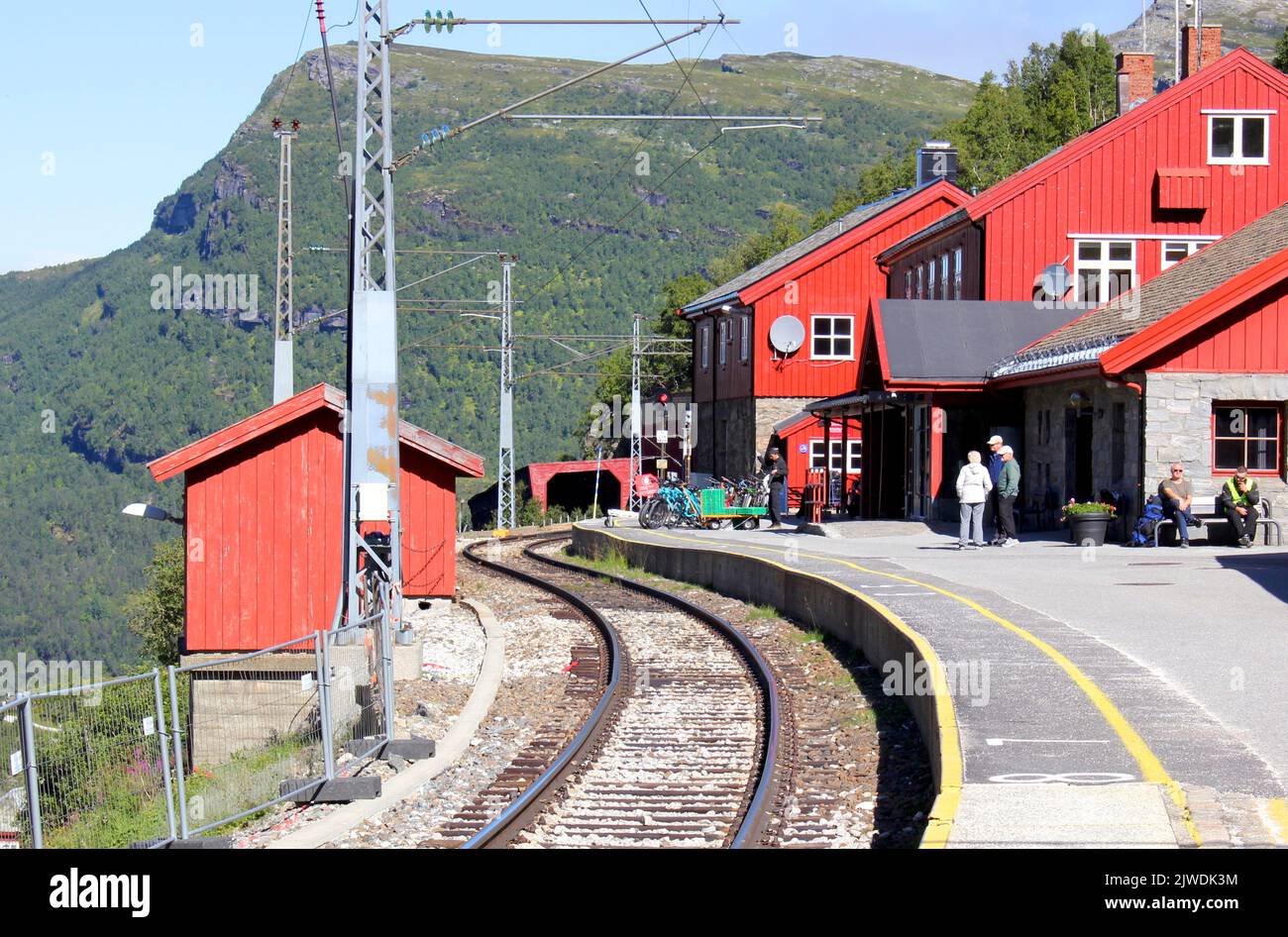 En attendant le train de Flamsbana à la gare de Myrdal, près de Flam en Norvège Banque D'Images