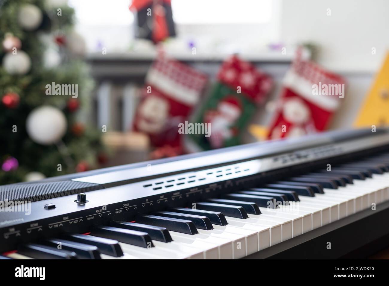 Clavier piano avec décoration de Noël, closeup Banque D'Images